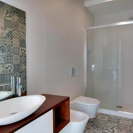 Casa Da Bandeira -perfect Location-beach Front- Rooftop Pool By Dreamvillasalbufeira * Албуфейра